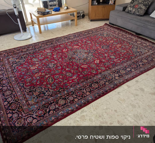 שטיח פרסי אדום על רצפת שיש בחדר מגורים